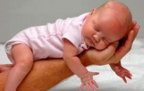 Як правильно тримати новонароджену дитину - всі пози і способи