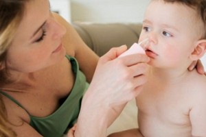 Як чистити ніс немовляті?