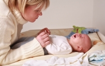 Чому виникають запори у новонароджених при штучному вигодовуванні?