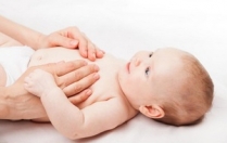 Як допомогти новонародженому сходити в туалет