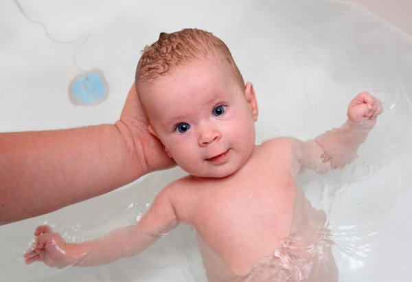 Як правильно купати дитини в 3 місяці?