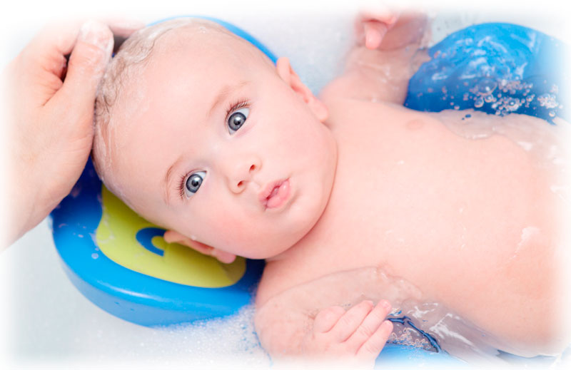 Як правильно купати дитину в 1 місяць?