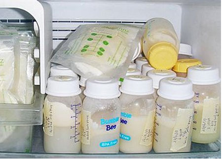 Секрети зціджування грудного молока молоковідсосом