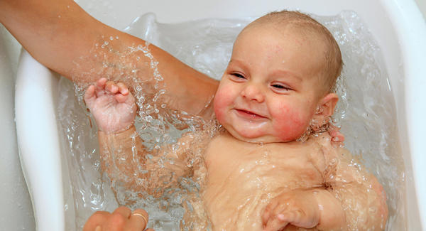 Як правильно купати дитини в 2 місяці