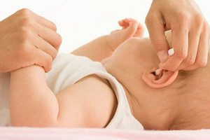 Як чистити вушка новонародженому