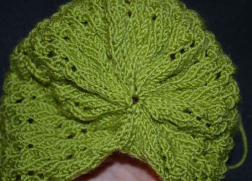 Як вязати чепчики спицями для новонароджених