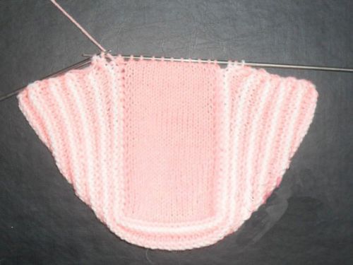 Як вязати чепчики спицями для новонароджених